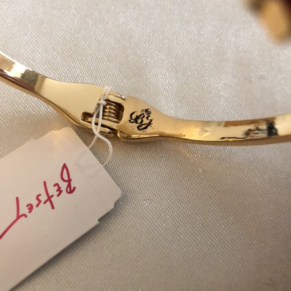 Betsey Johnson Jingle Bell Bling Reindeer Winking & Candy Heart Bangle NWT - Picture 7 of 16